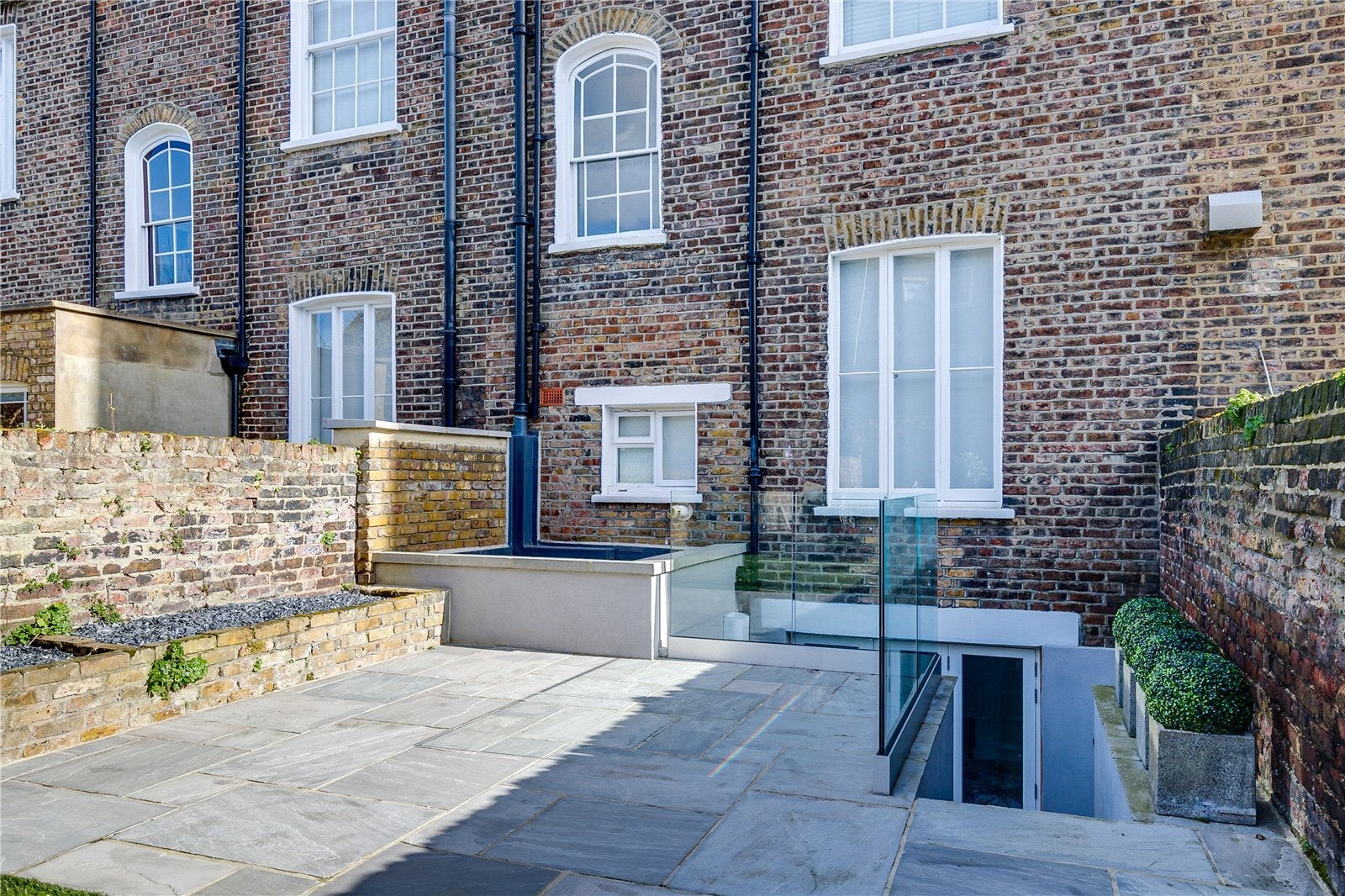 Flat Lonsdale Square in Greater London