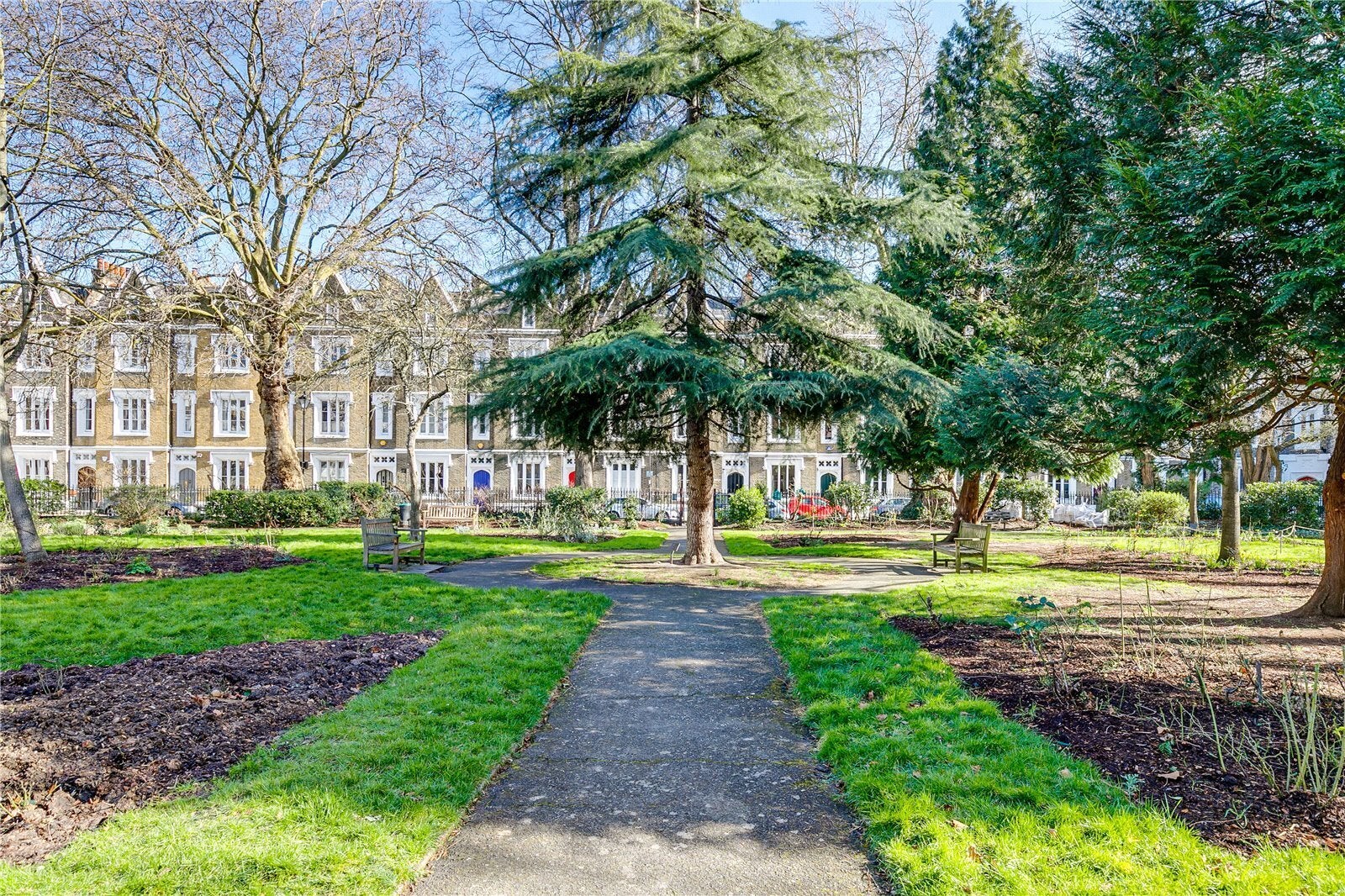 Flat Lonsdale Square in Greater London