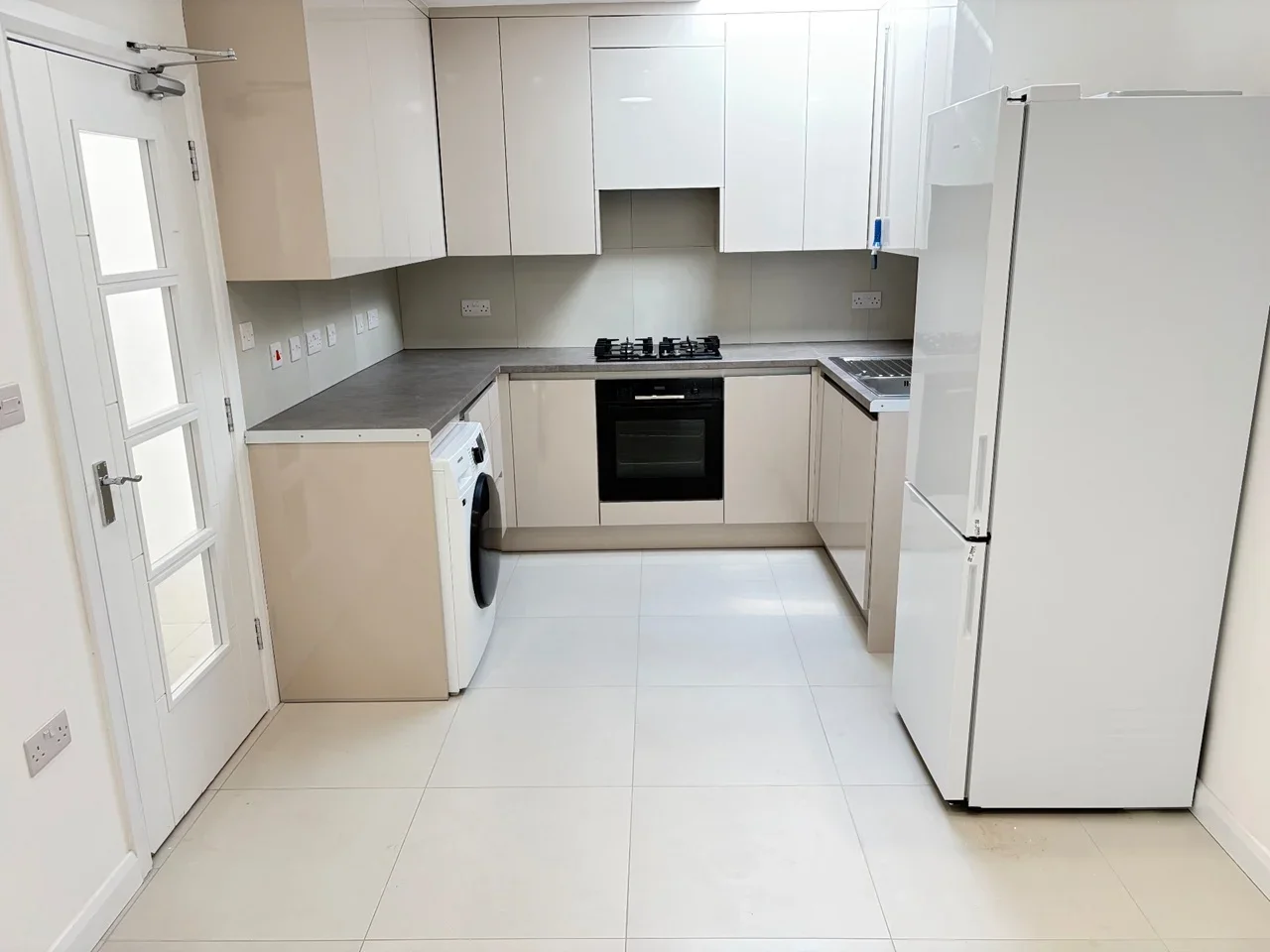 Flat Cleveley Crescent in Greater London