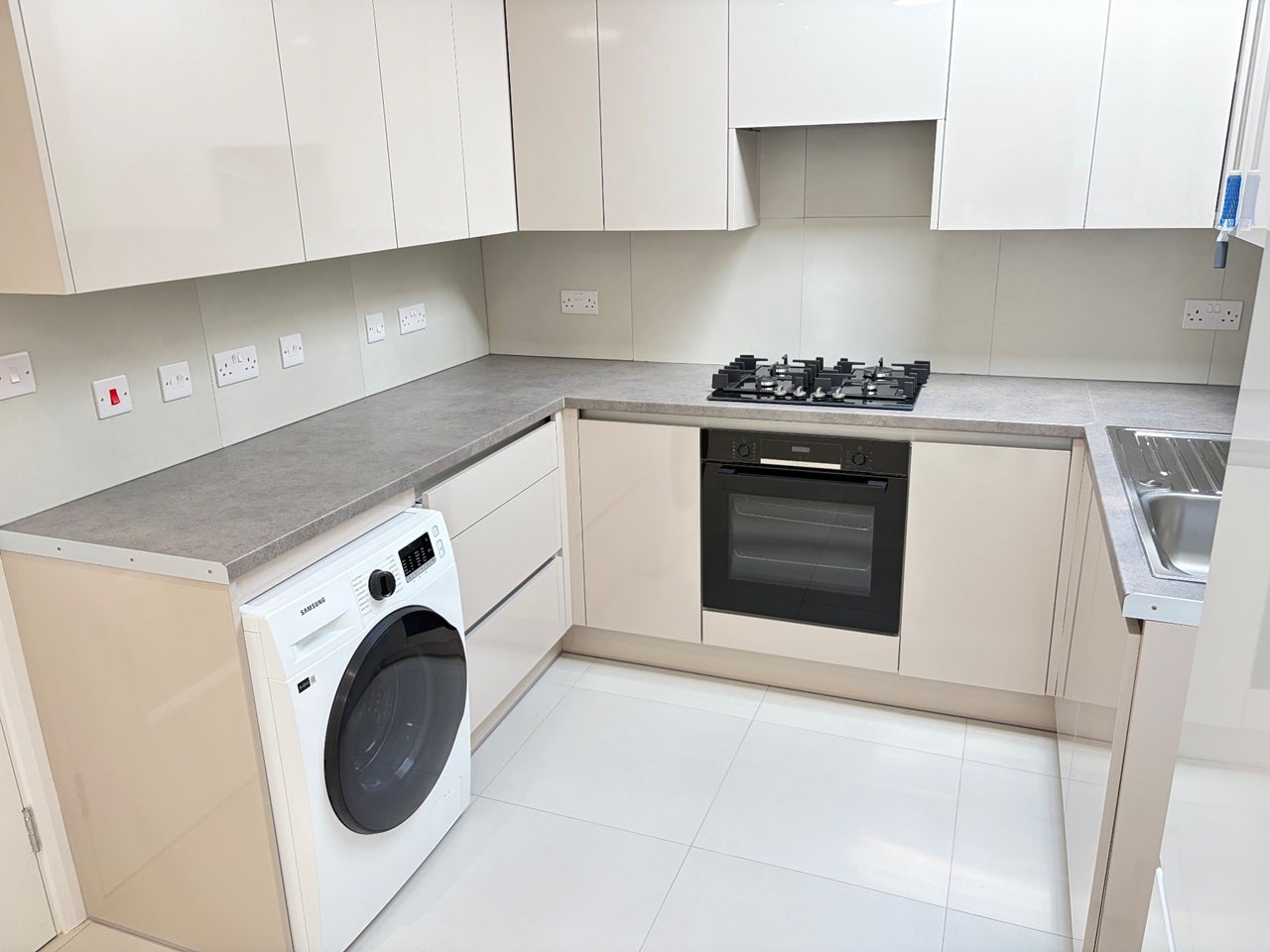 Flat Cleveley Crescent in Greater London