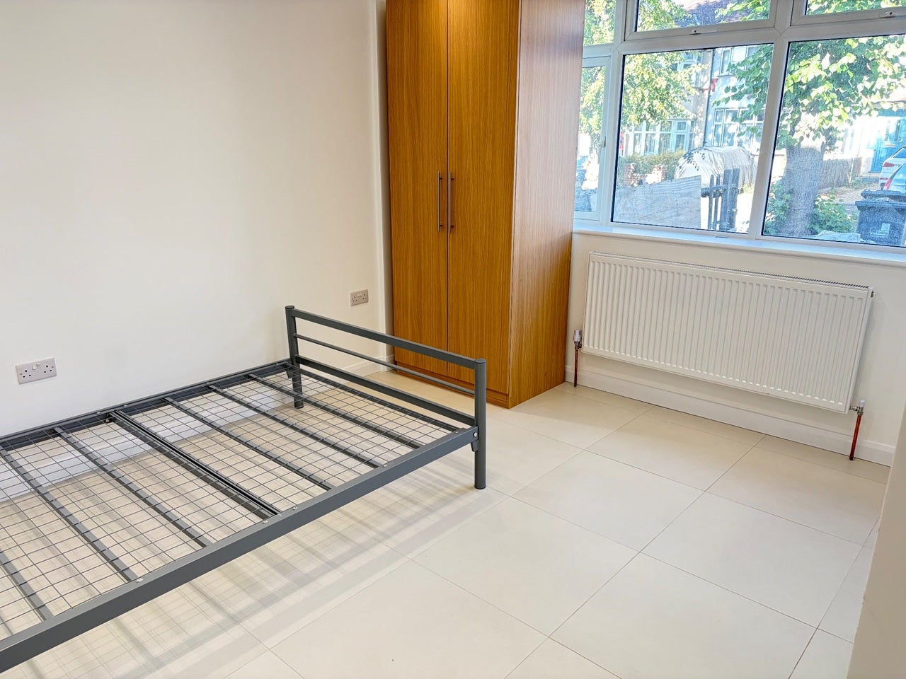 Flat Cleveley Crescent in Greater London