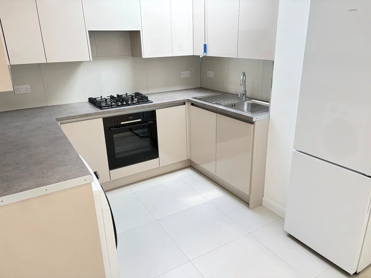 Flat Cleveley Crescent in Greater London