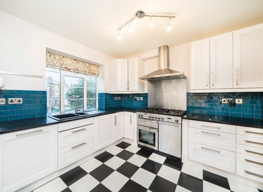 Flat Chester Avenue in Greater London