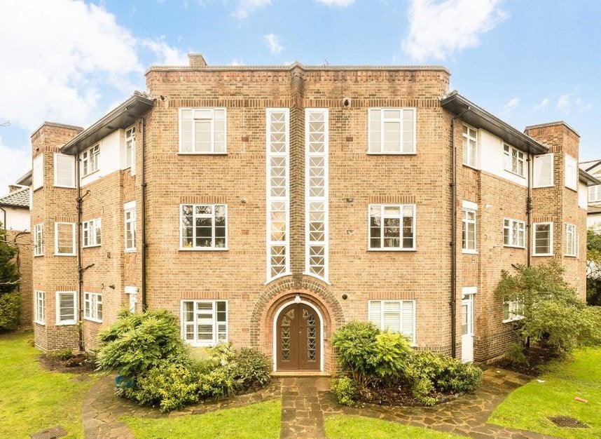 Flat Chester Avenue in Greater London