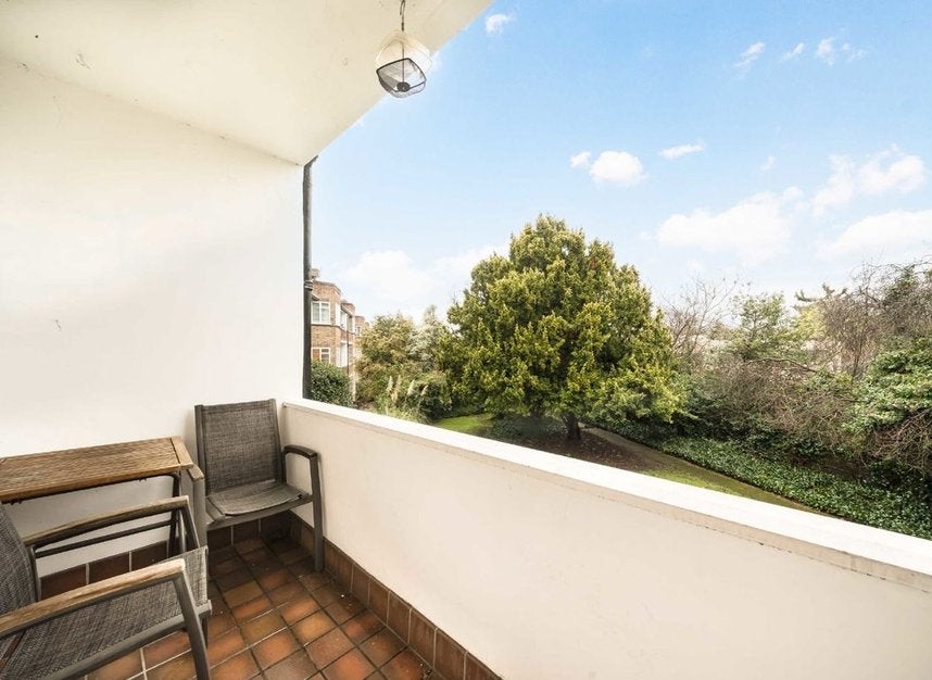 Flat Chester Avenue in Greater London