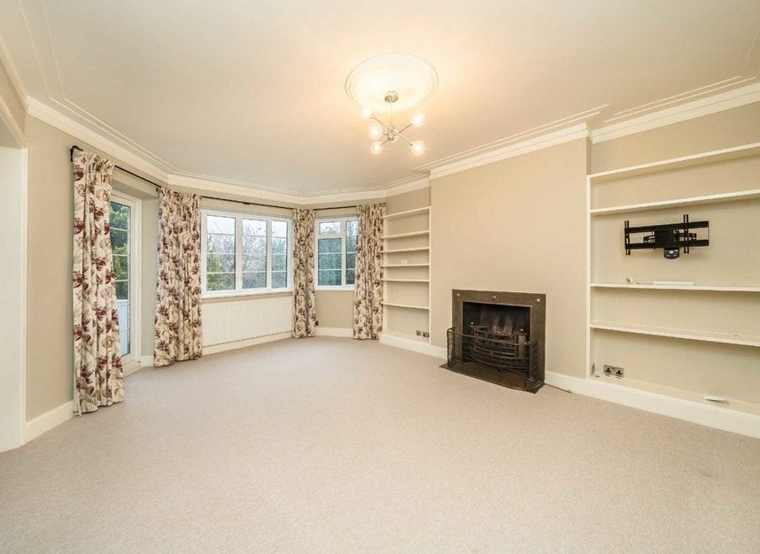 Flat Chester Avenue in Greater London