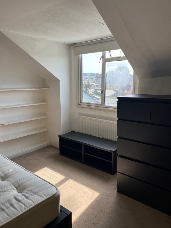 Room Percy Road in Greater London