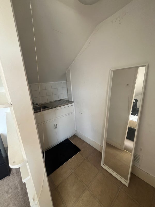 Room Percy Road in Greater London