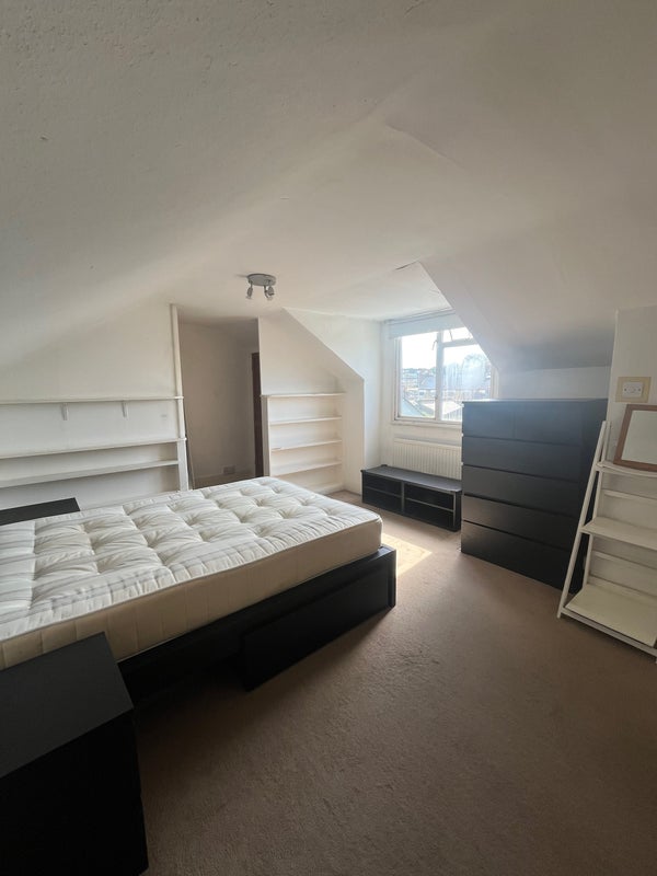 Room Percy Road in Greater London