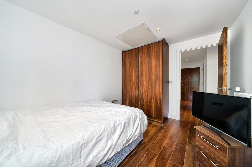 Flat Gloucester Avenue in Greater London