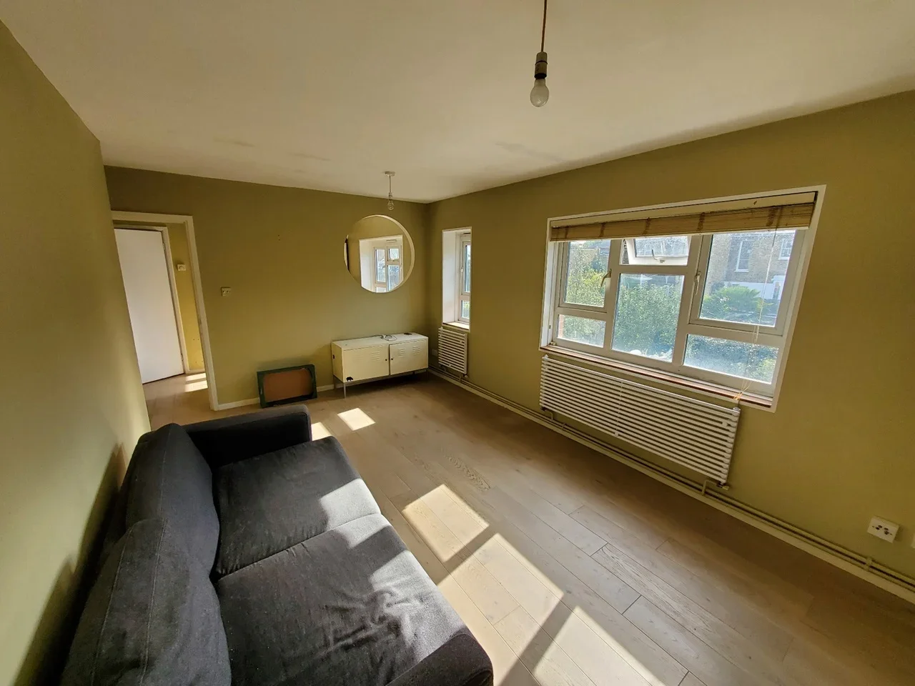 Flat Melrose Gardens in Greater London
