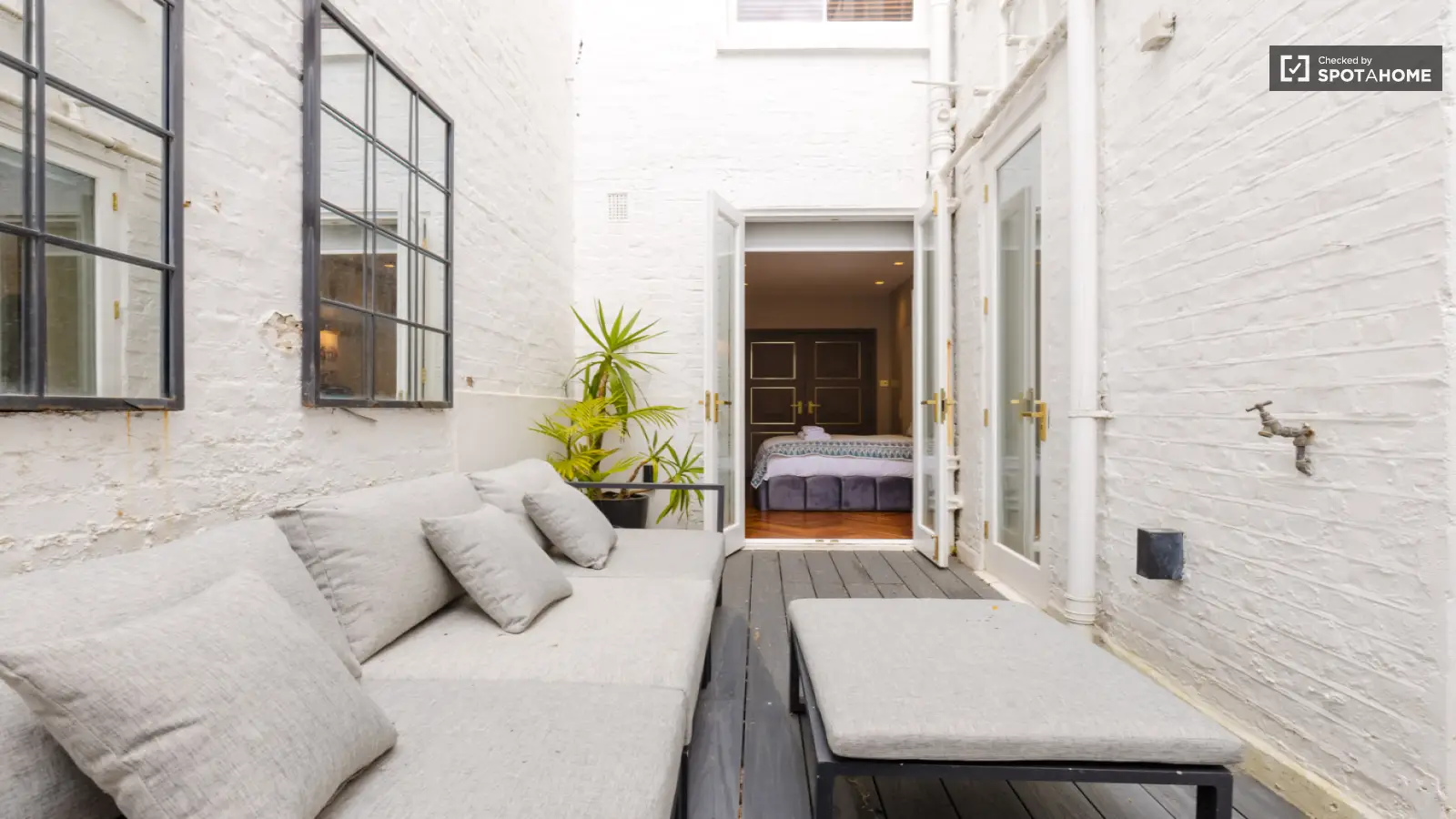 Flat Kensington Palace Gardens in Greater London