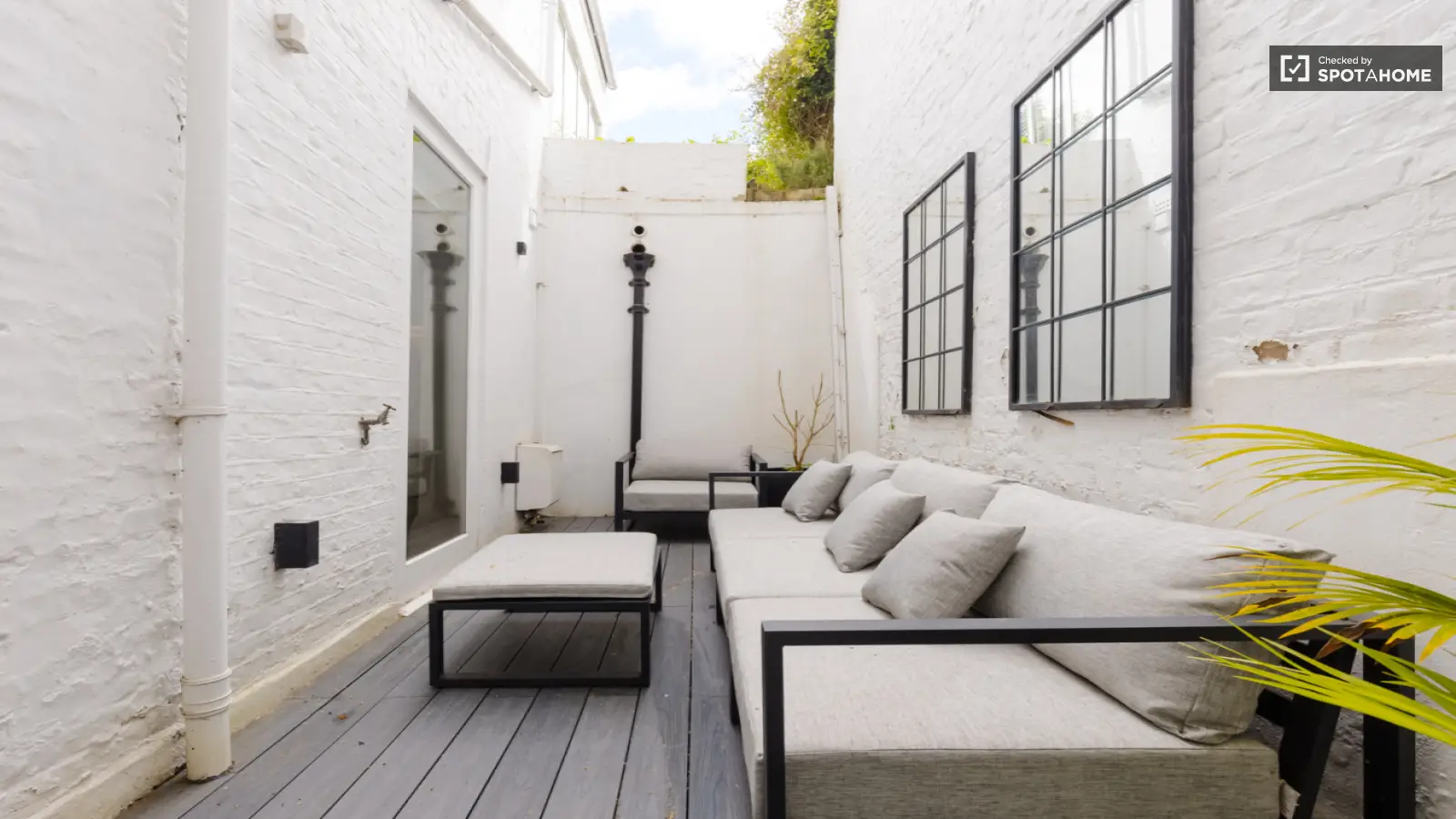 Flat Kensington Palace Gardens in Greater London