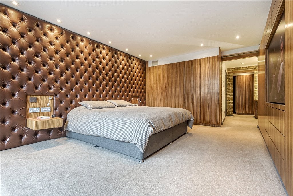 Flat Bermondsey Street in Greater London