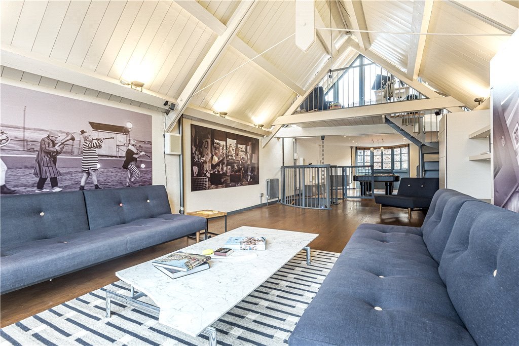 Flat Bermondsey Street in Greater London