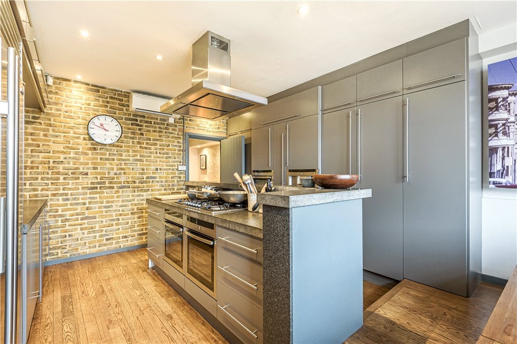 Flat Bermondsey Street in Greater London