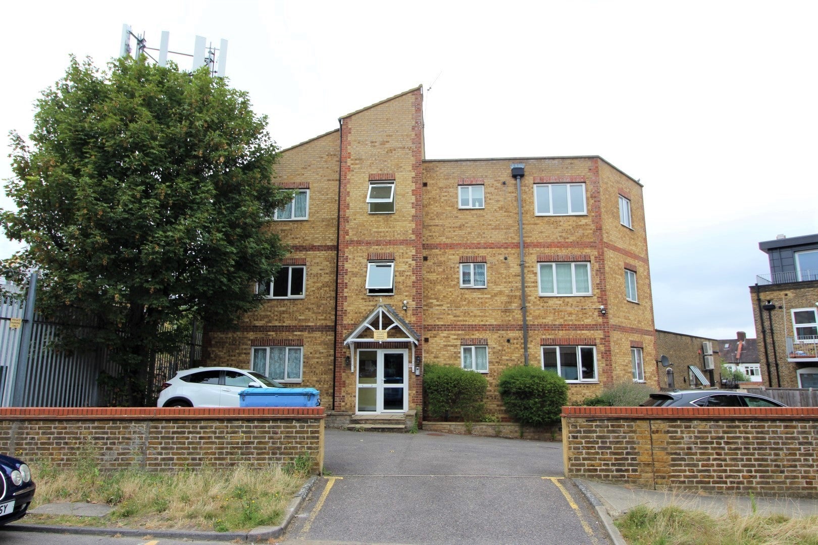 Flat Cranbrook Lane in Greater London