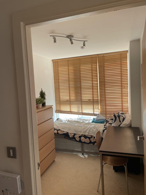 Room Rayleigh Road in Greater London
