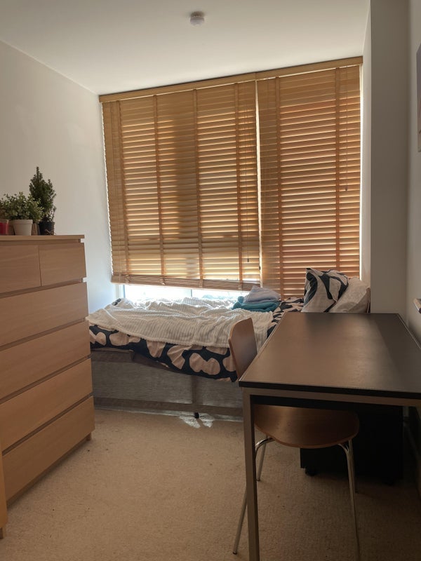 Room Rayleigh Road in Greater London