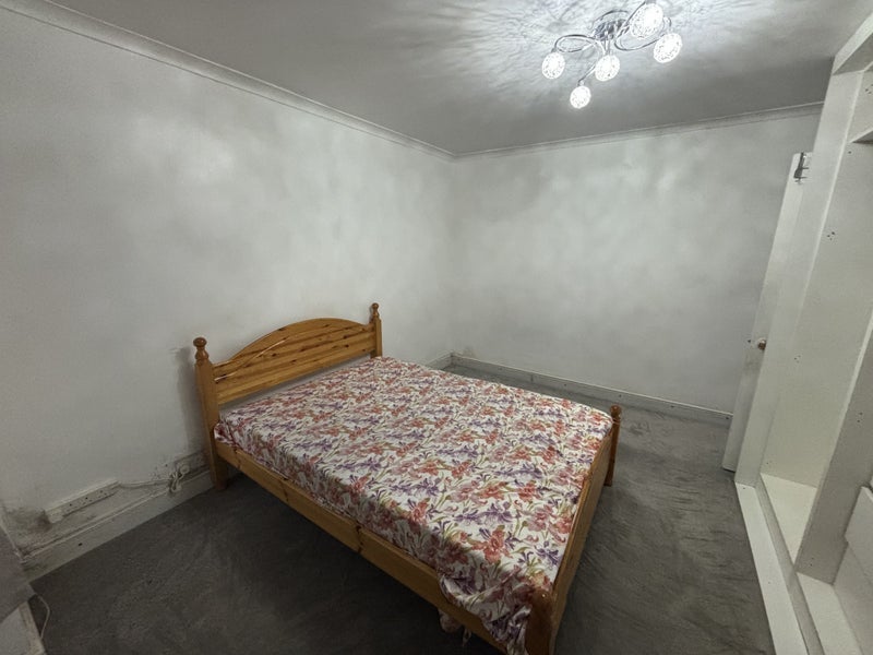 Room Alexandra Road in Slough