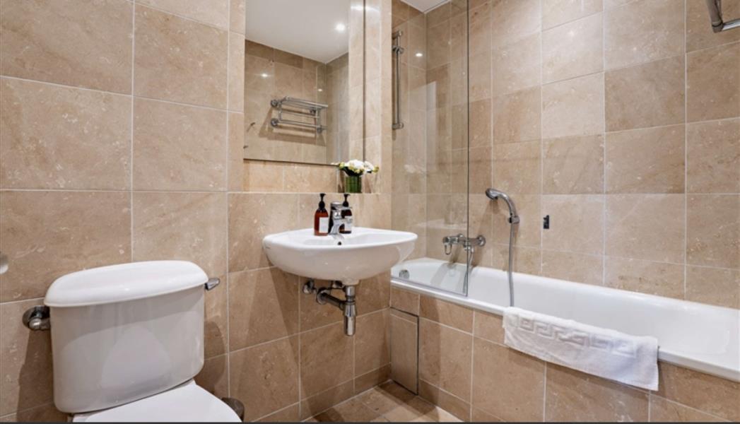 Flat Westferry Circus in Greater London
