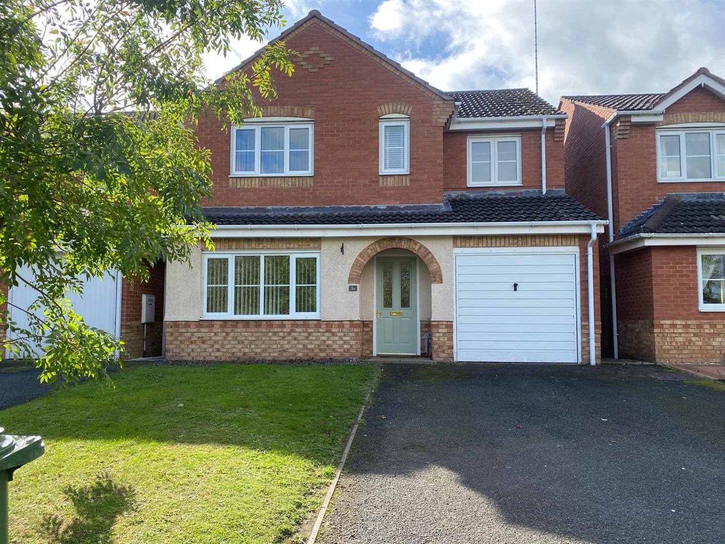 House Sailsbury Close in Cannock Chase