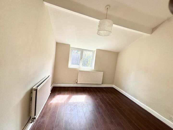 Flat St Clairs Road in Greater London