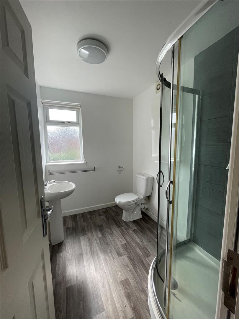 Room Ednaston Road in Nottingham