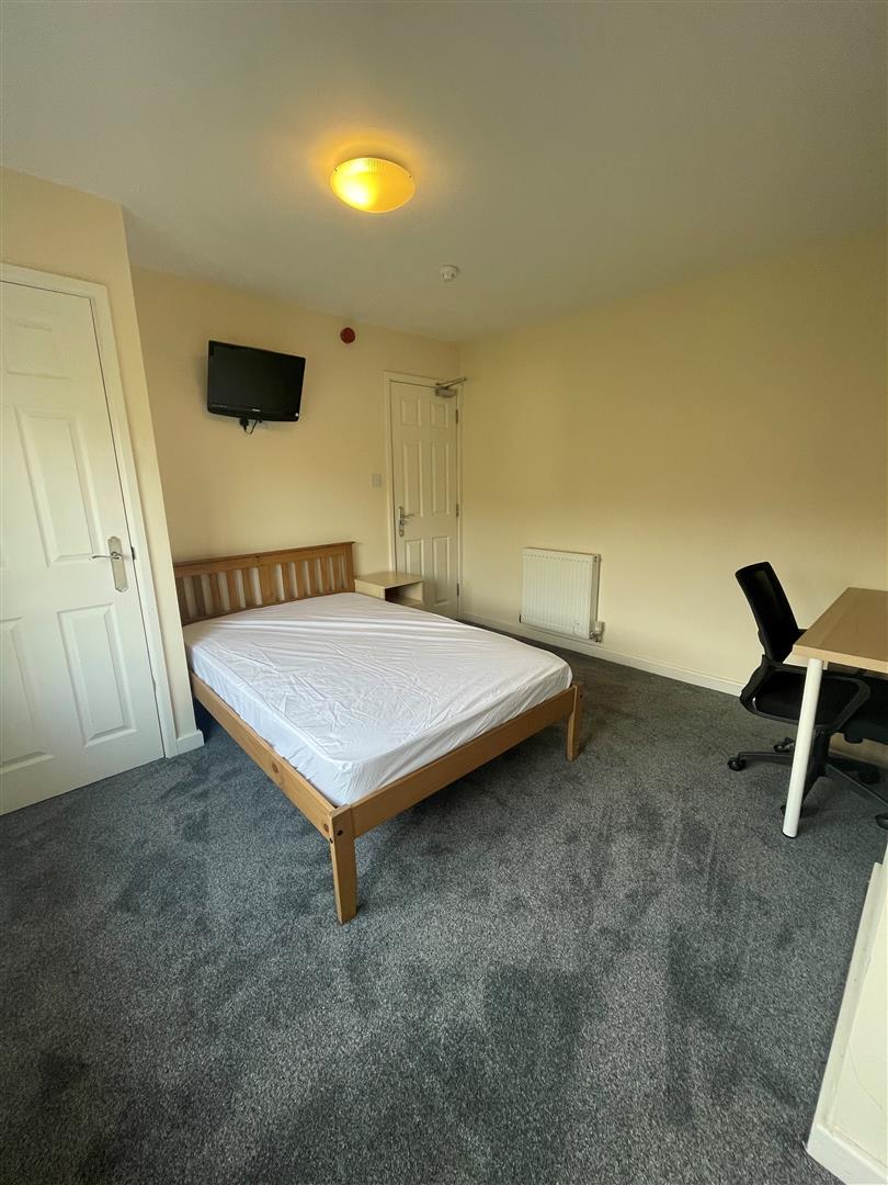 Room Ednaston Road in Nottingham