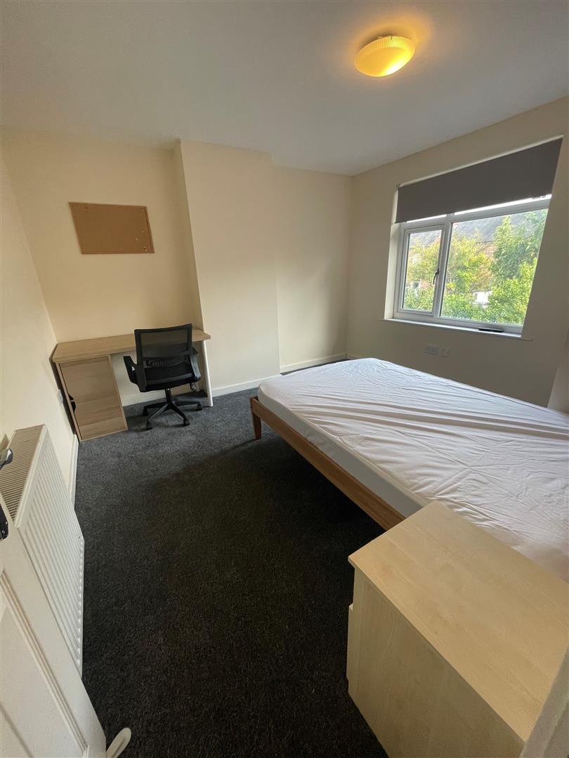 Room Ednaston Road in Nottingham