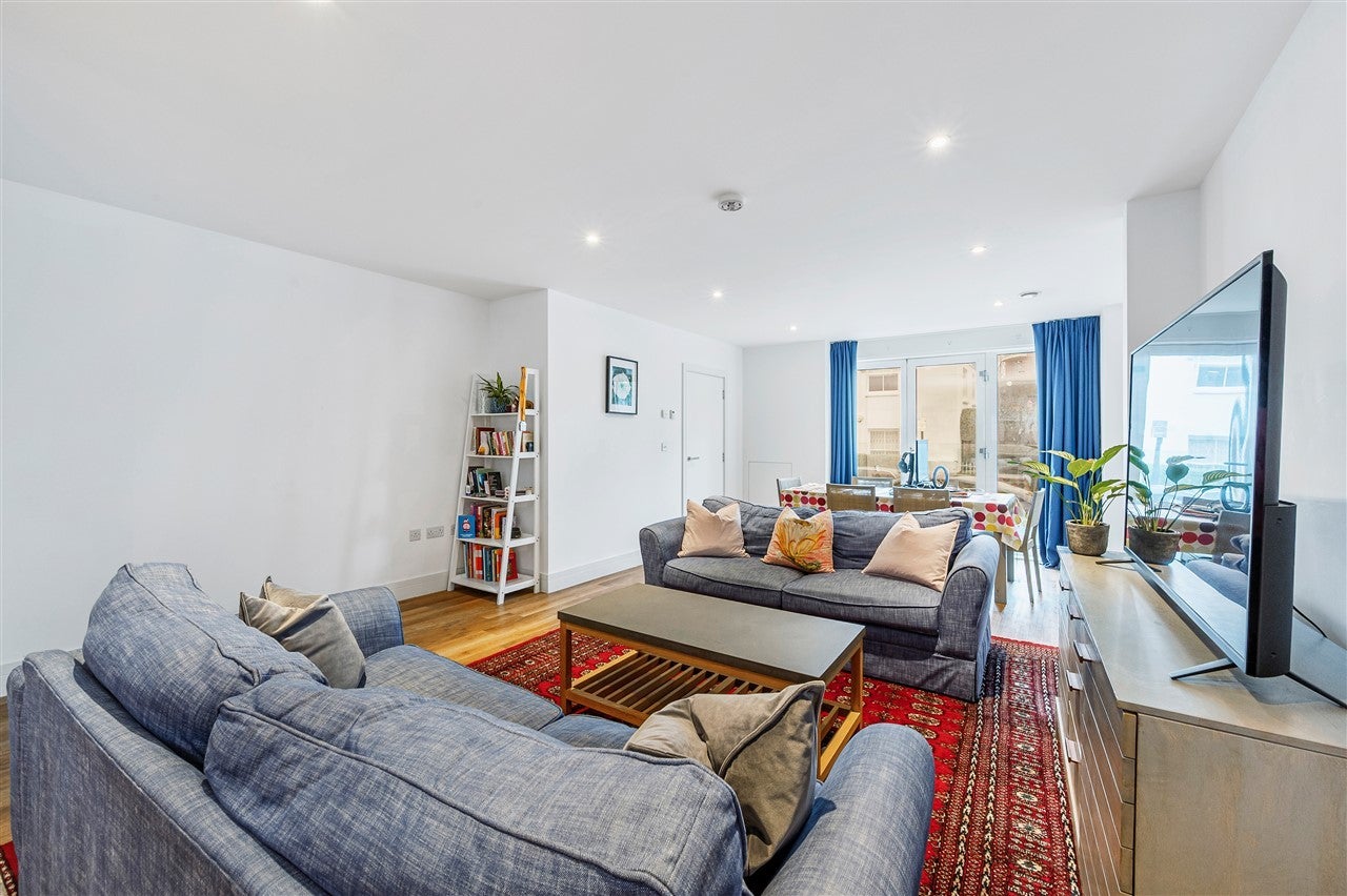 Flat Sindercombe Mews in Greater London