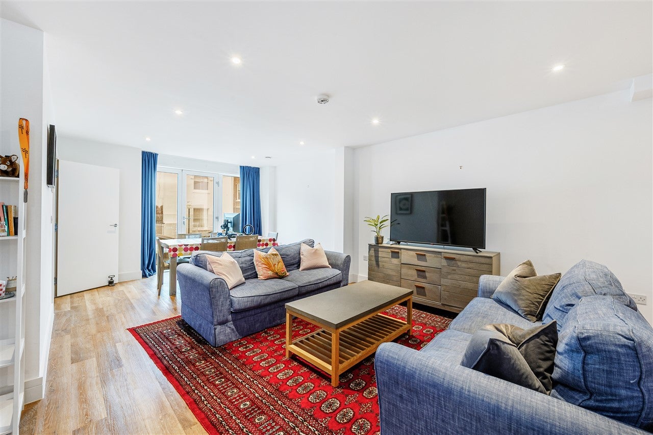 Flat Sindercombe Mews in Greater London