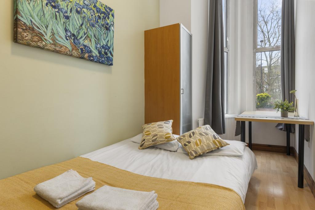 Room West Cromwell Road in Greater London