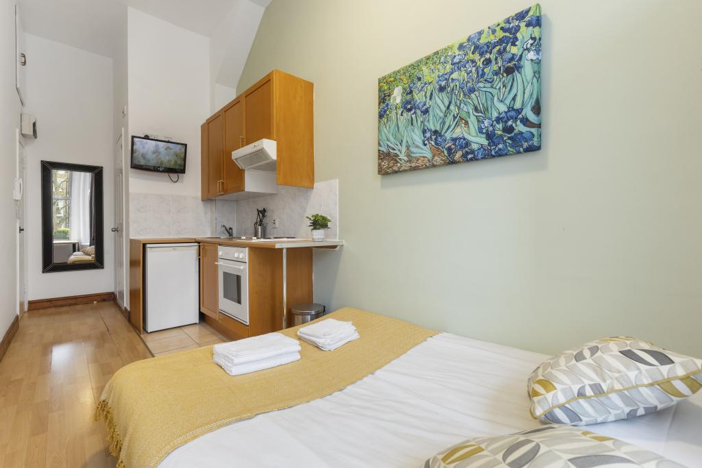 Room West Cromwell Road in Greater London
