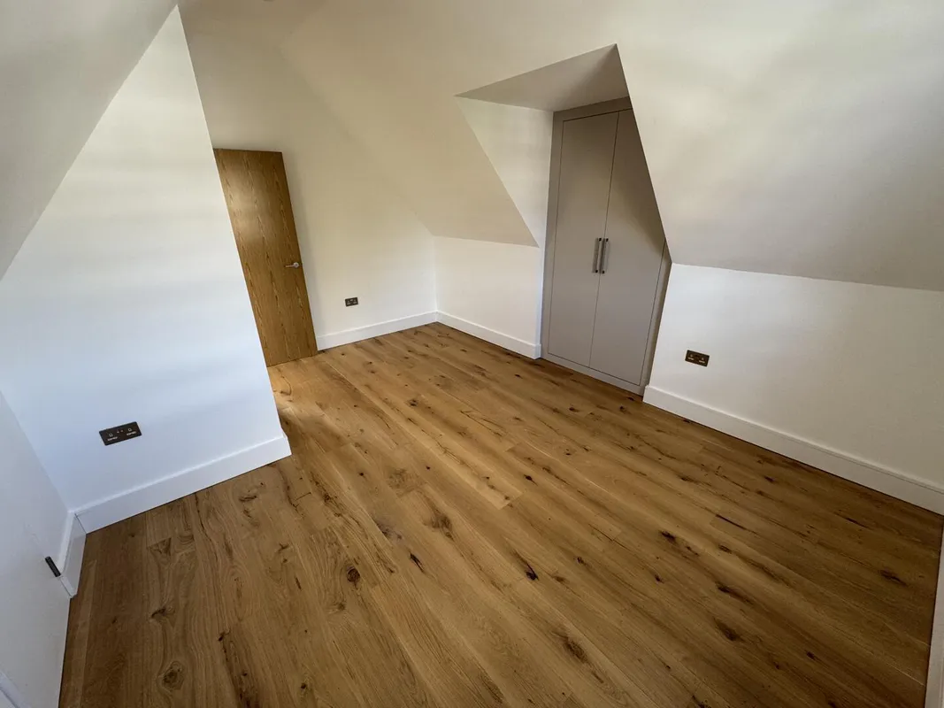 Flat Cumberland Park in Greater London