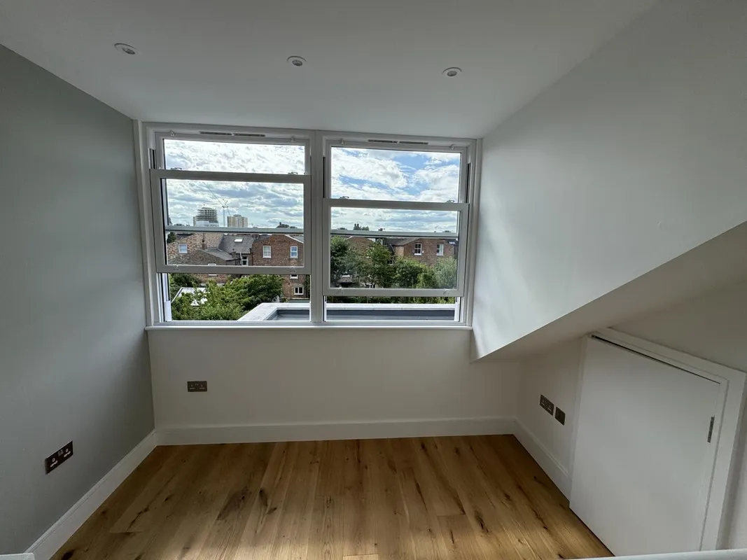 Flat Cumberland Park in Greater London