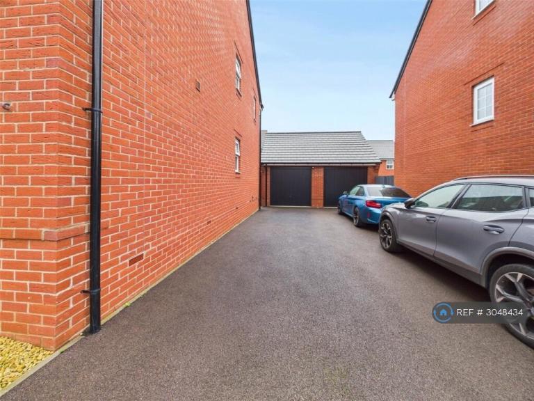 House Pipit Close in Stroud
