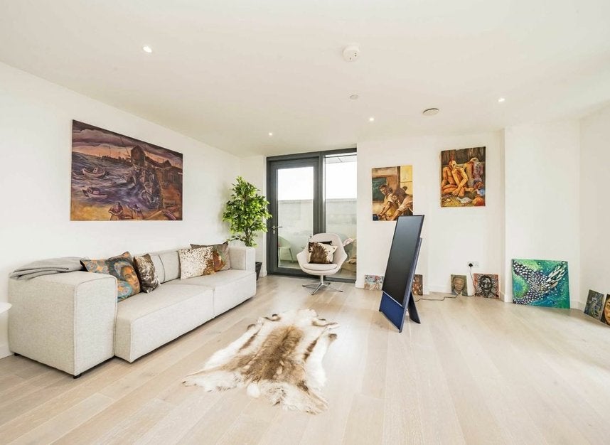 Flat City North Place in Greater London