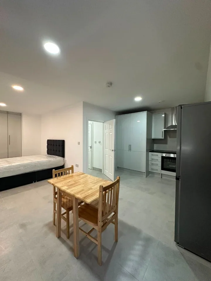 Flat Leeland Road in Greater London