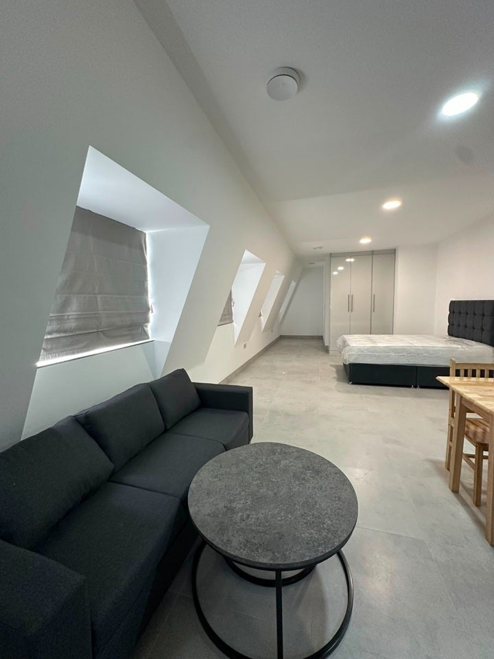 Flat Leeland Road in Greater London