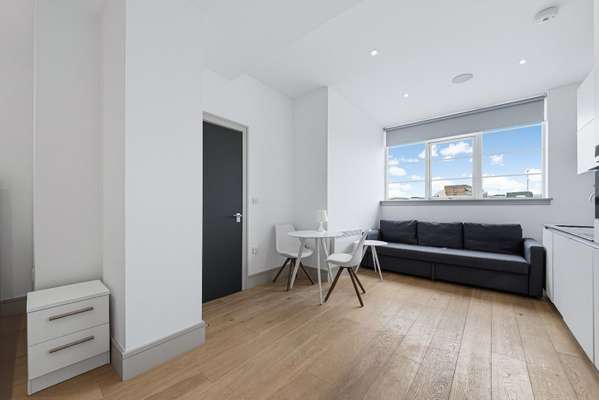 Flat Commercial Road in Greater London