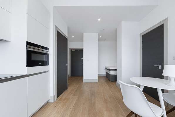 Flat Commercial Road in Greater London