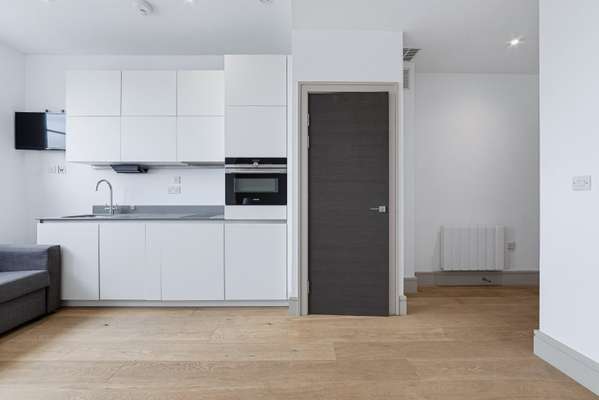 Flat Commercial Road in Greater London