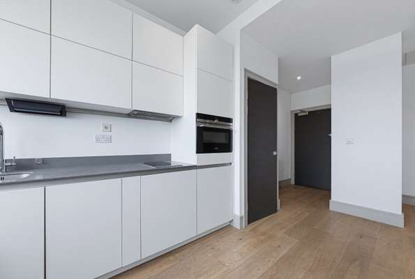 Flat Commercial Road in Greater London