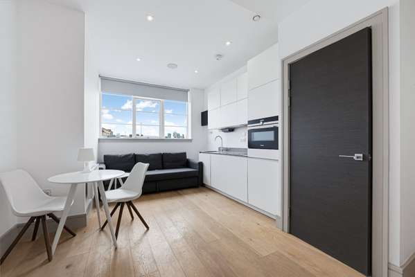Flat Commercial Road in Greater London