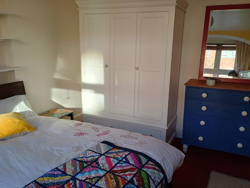 Room Barrow Road in Greater London