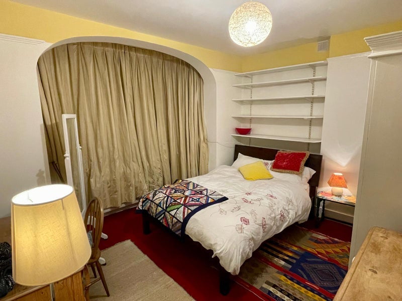 Room Barrow Road in Greater London