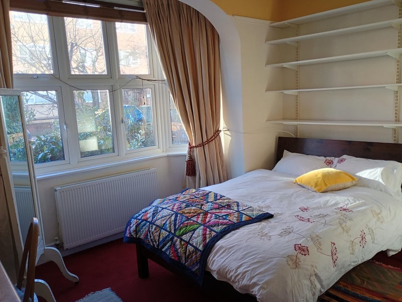 Room Barrow Road in Greater London
