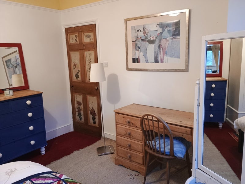 Room Barrow Road in Greater London