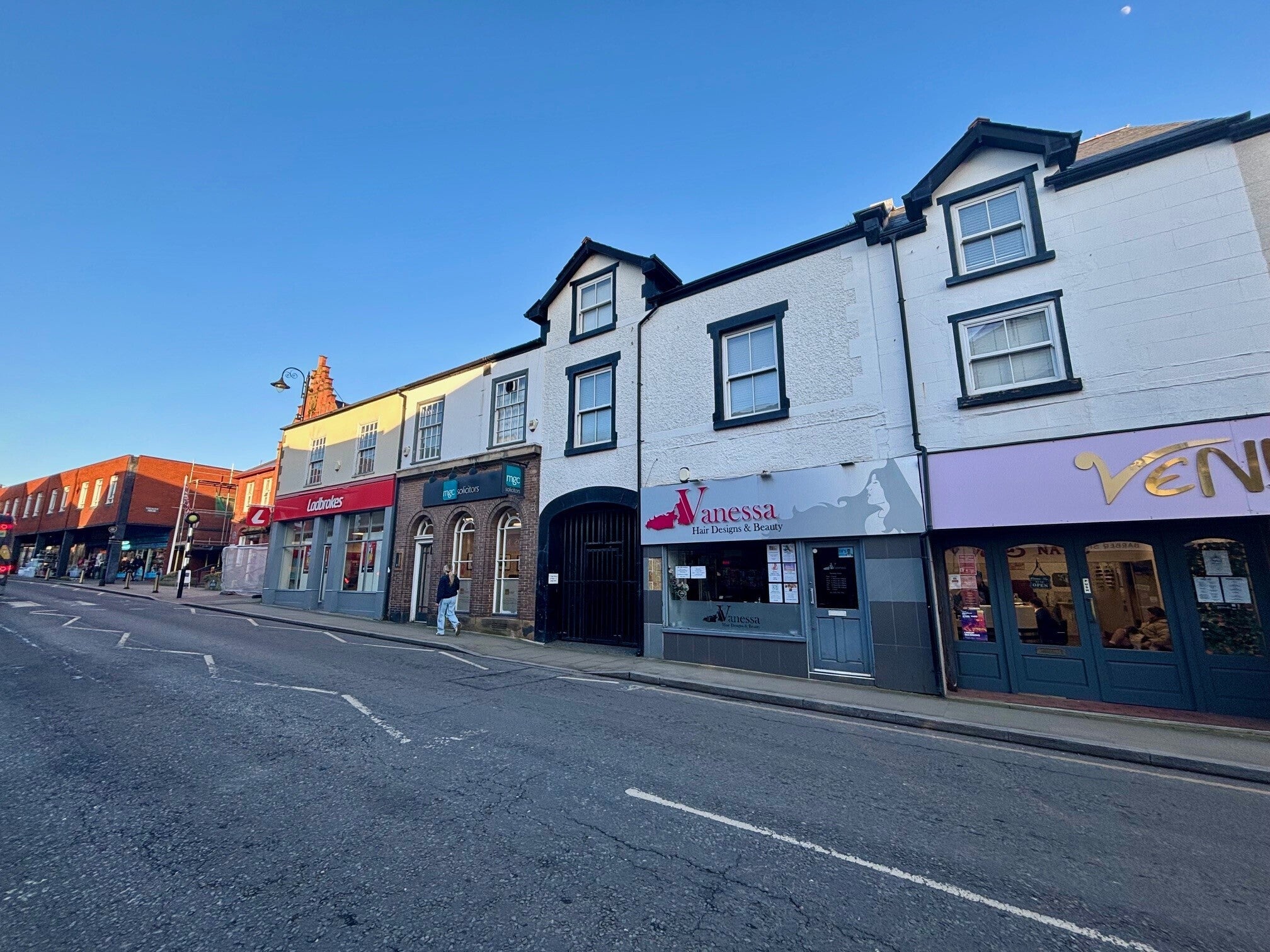 Flat High Street in Neston